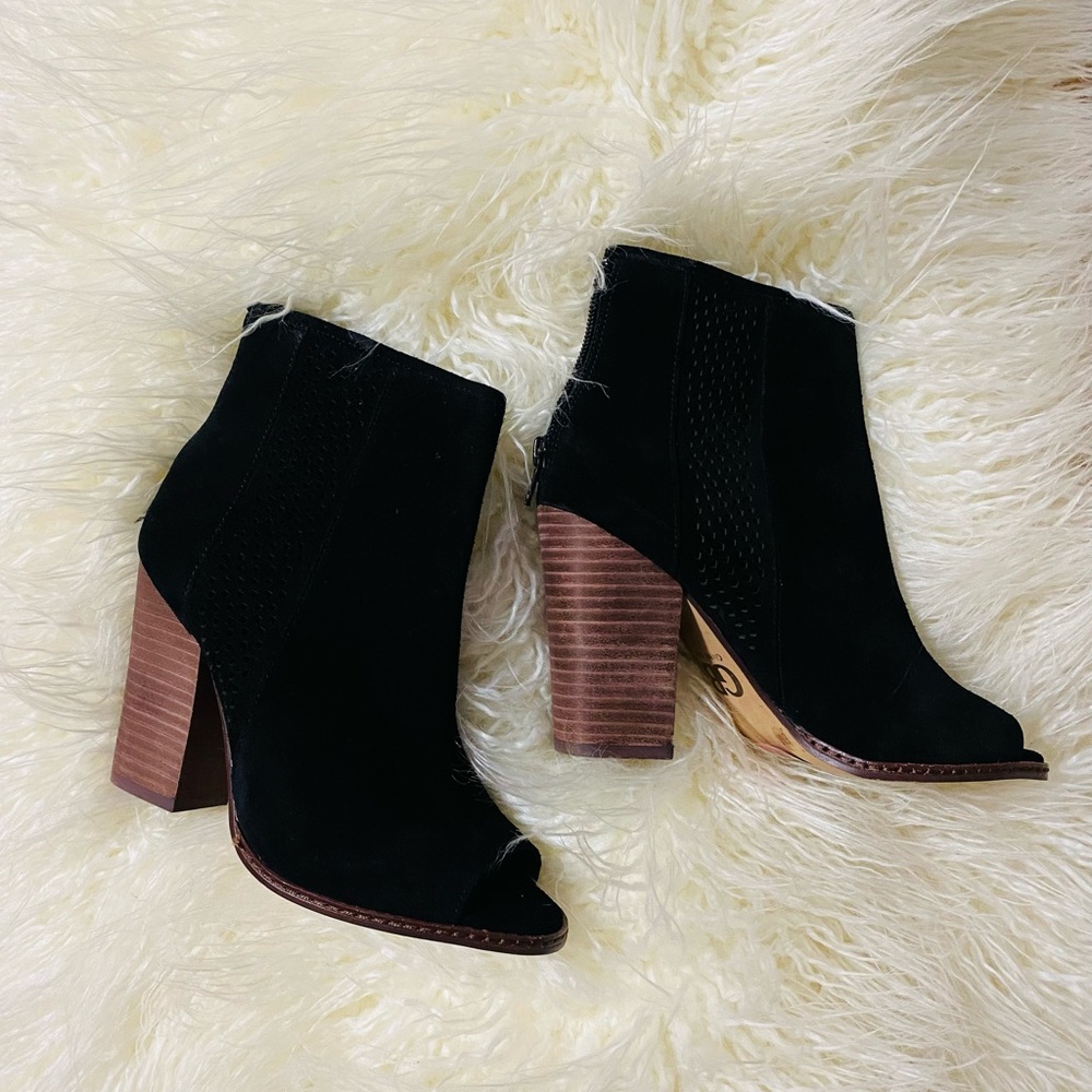 NEW** wTag _ GB GIANNI BINI BLK ANKLE BOOTS, Peek a boo toe. Leather.